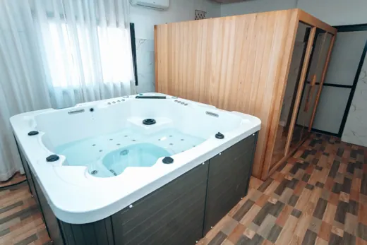 Jacuzzi de l'espace bien-être du P-TWINS BEAUTY SPA