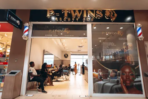 Devanture illuminée du P-TWINS BEAUTY SPA à La Joie Mall