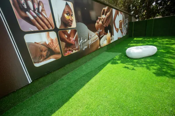 Jardin et panneau des soins du P-TWINS BEAUTY SPA